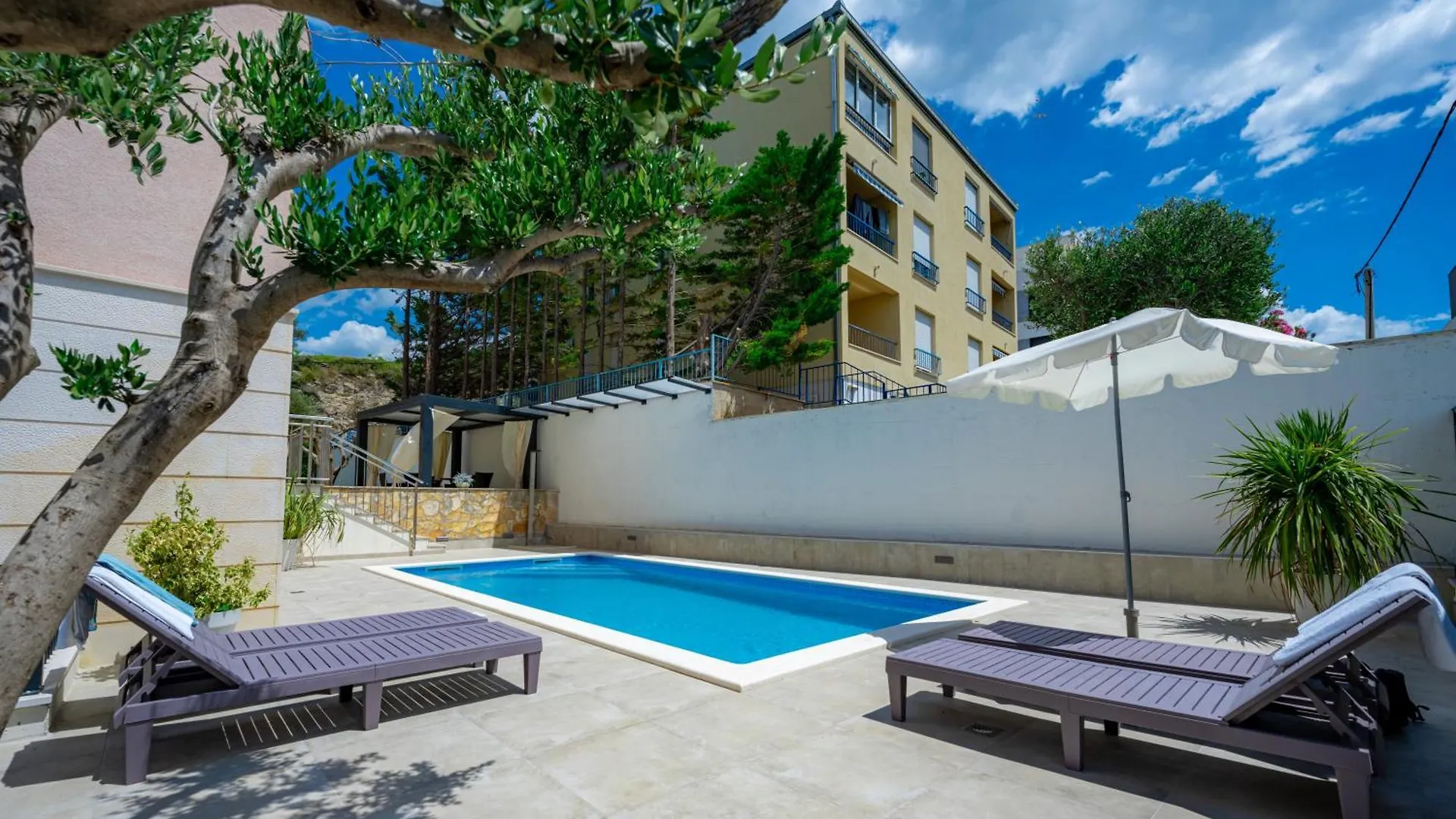 Apartments Villa Pjer - Pool & Private Parking Near Beach Znjan Split