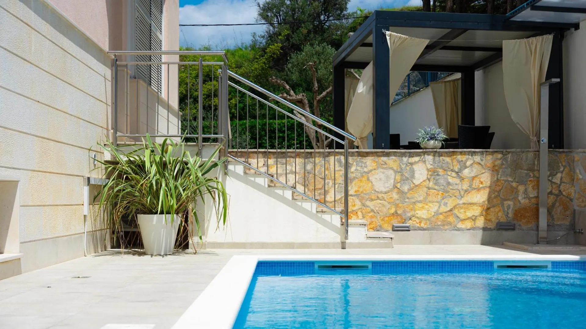 Apartments Villa Pjer - Pool & Private Parking Near Beach Znjan Split