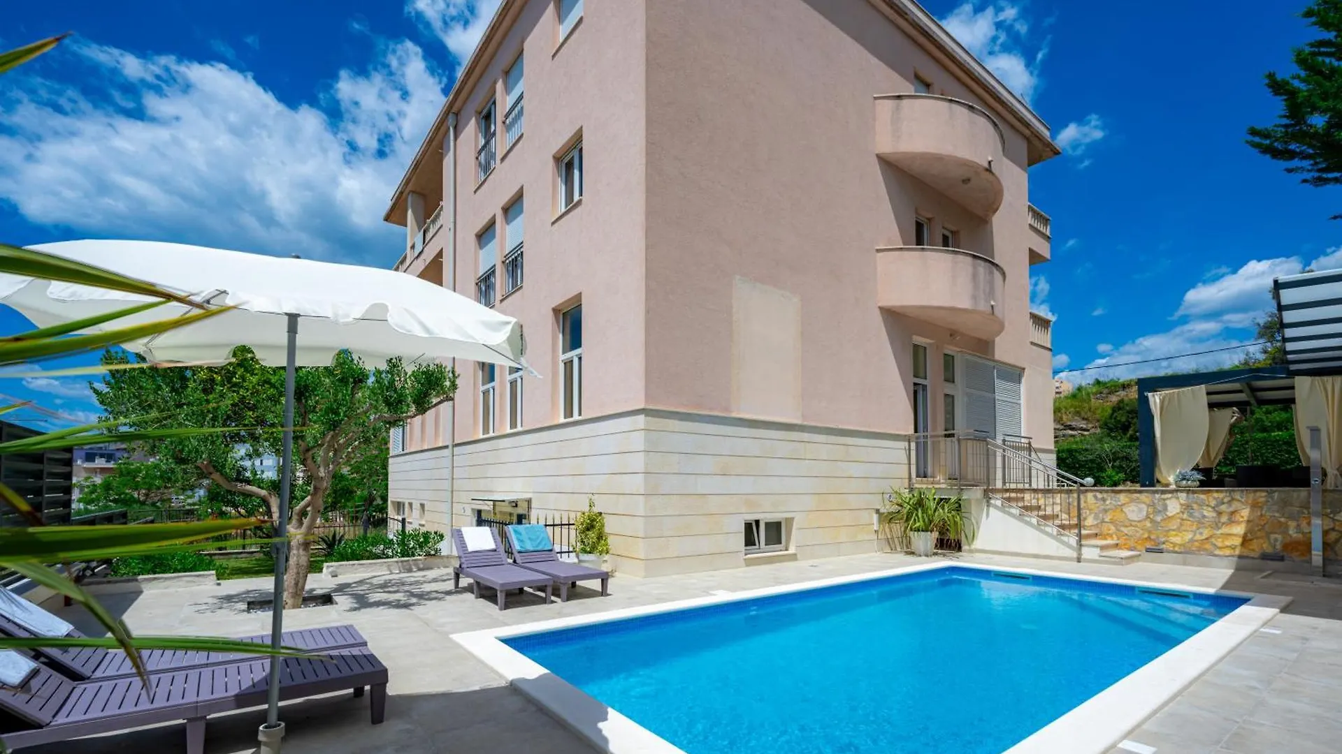 Apartments Villa Pjer - Pool & Private Parking Near Beach Znjan Split