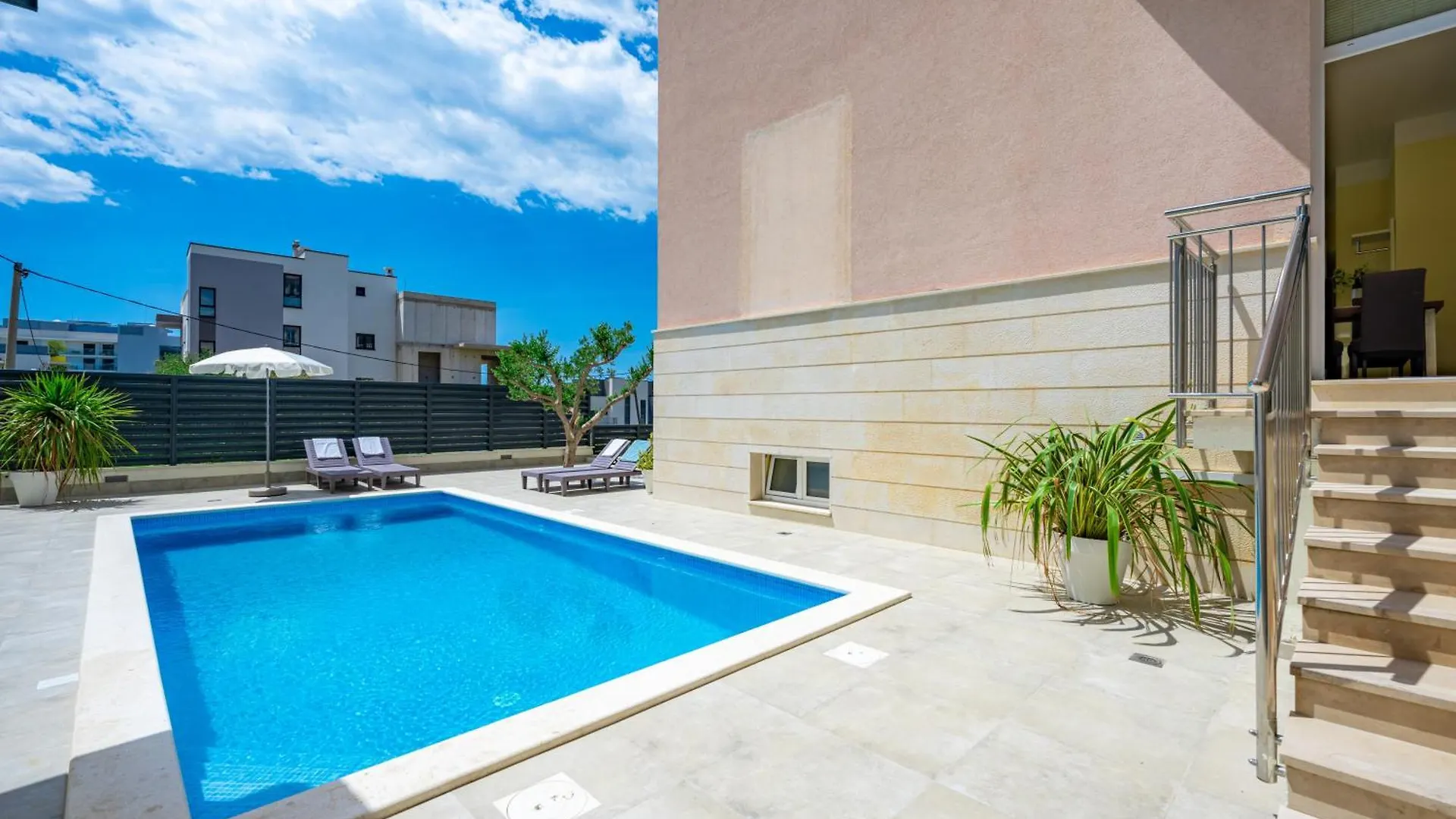 Apartments Villa Pjer - Pool & Private Parking Near Beach Znjan Split