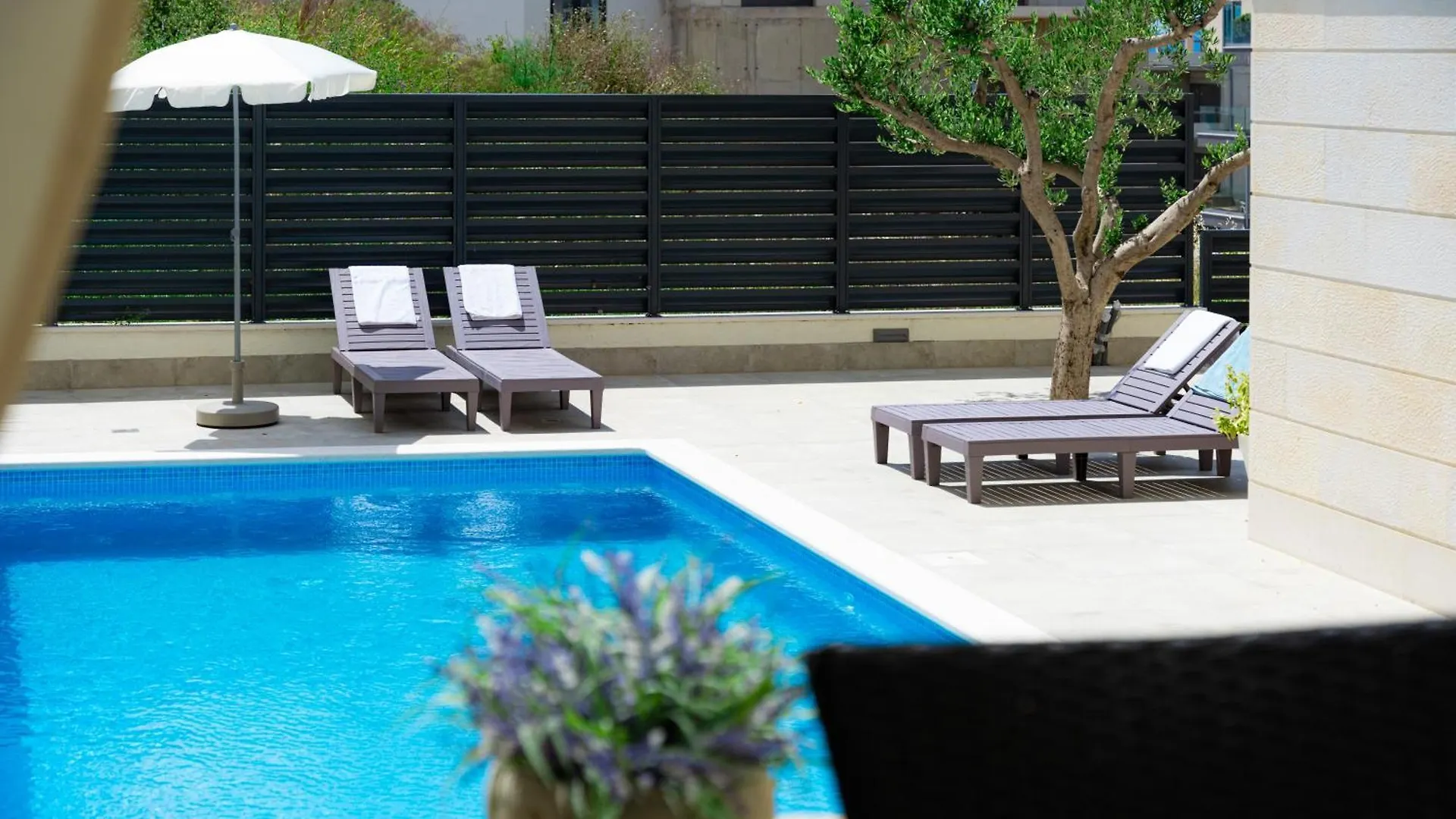 Apartments Villa Pjer - Pool & Private Parking Near Beach Znjan Split