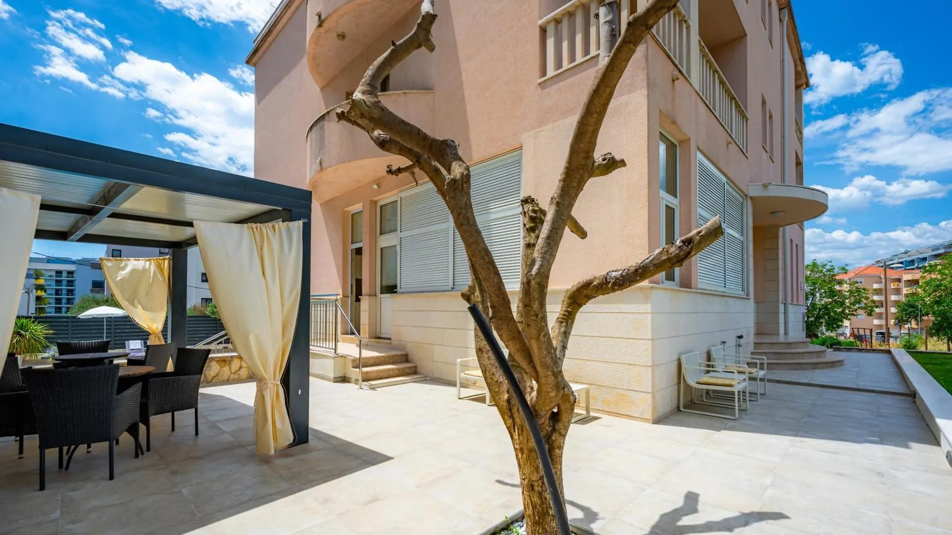 Apartments Villa Pjer - Pool & Private Parking Near Beach Znjan Split 0*,  Croacia