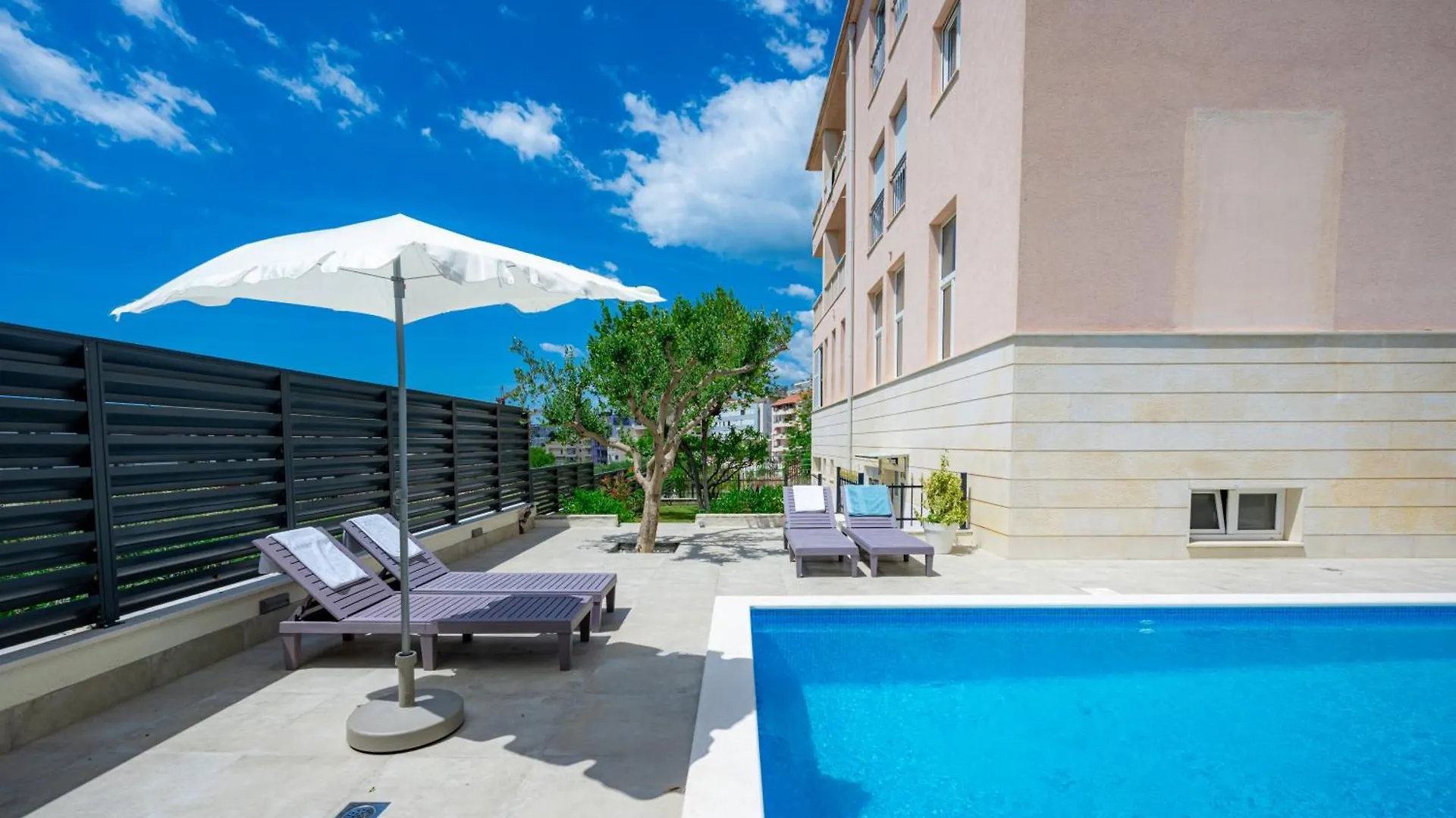 Apartments Villa Pjer - Pool & Private Parking Near Beach Znjan Split