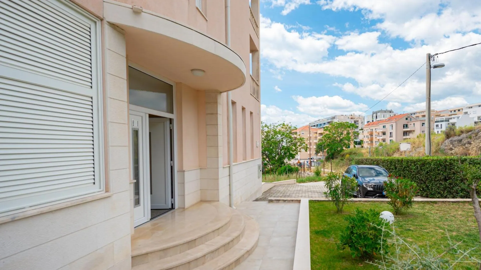 Apartments Villa Pjer - Pool & Private Parking Near Beach Znjan Split