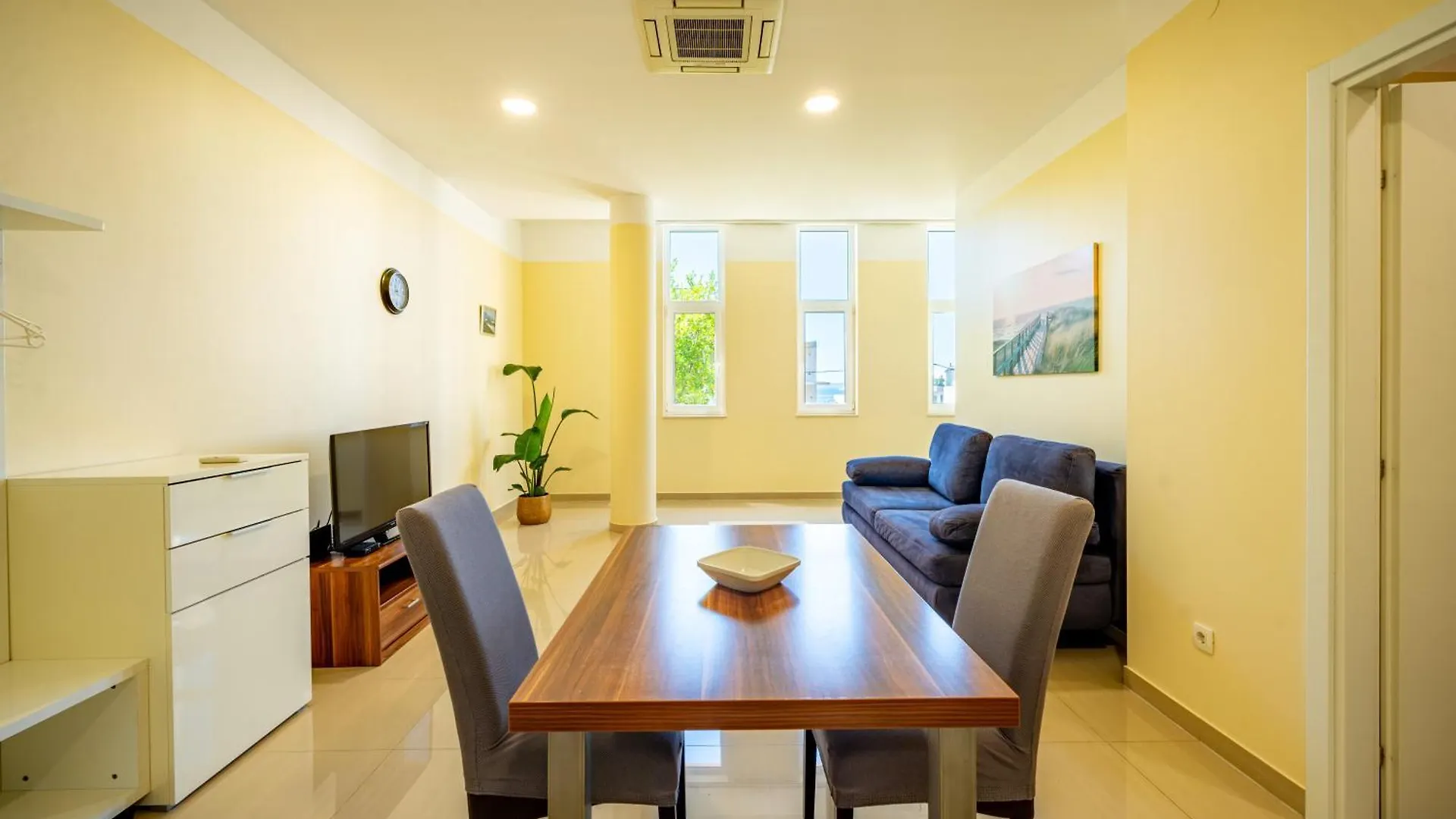 Apartments Villa Pjer - Pool & Private Parking Near Beach Znjan Split 0*,  Croacia