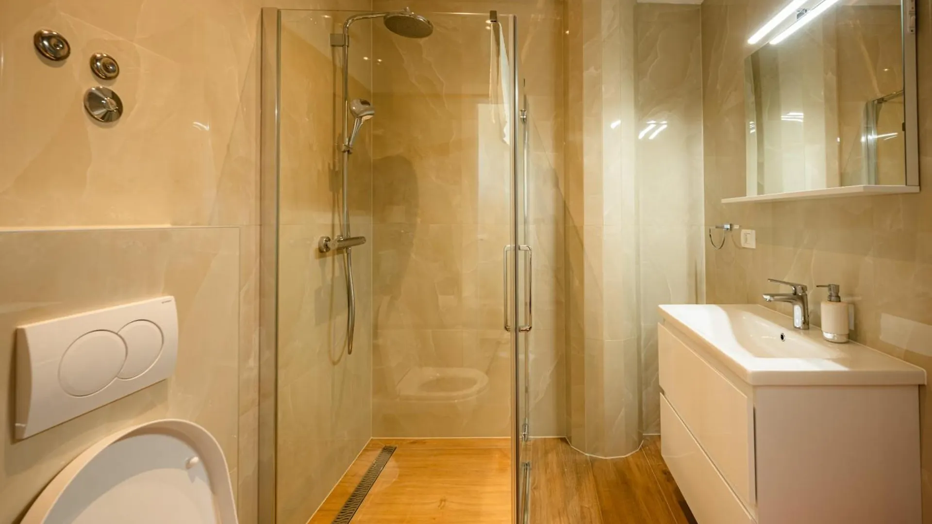 Apartments Villa Pjer - Pool & Private Parking Near Beach Znjan スプリト