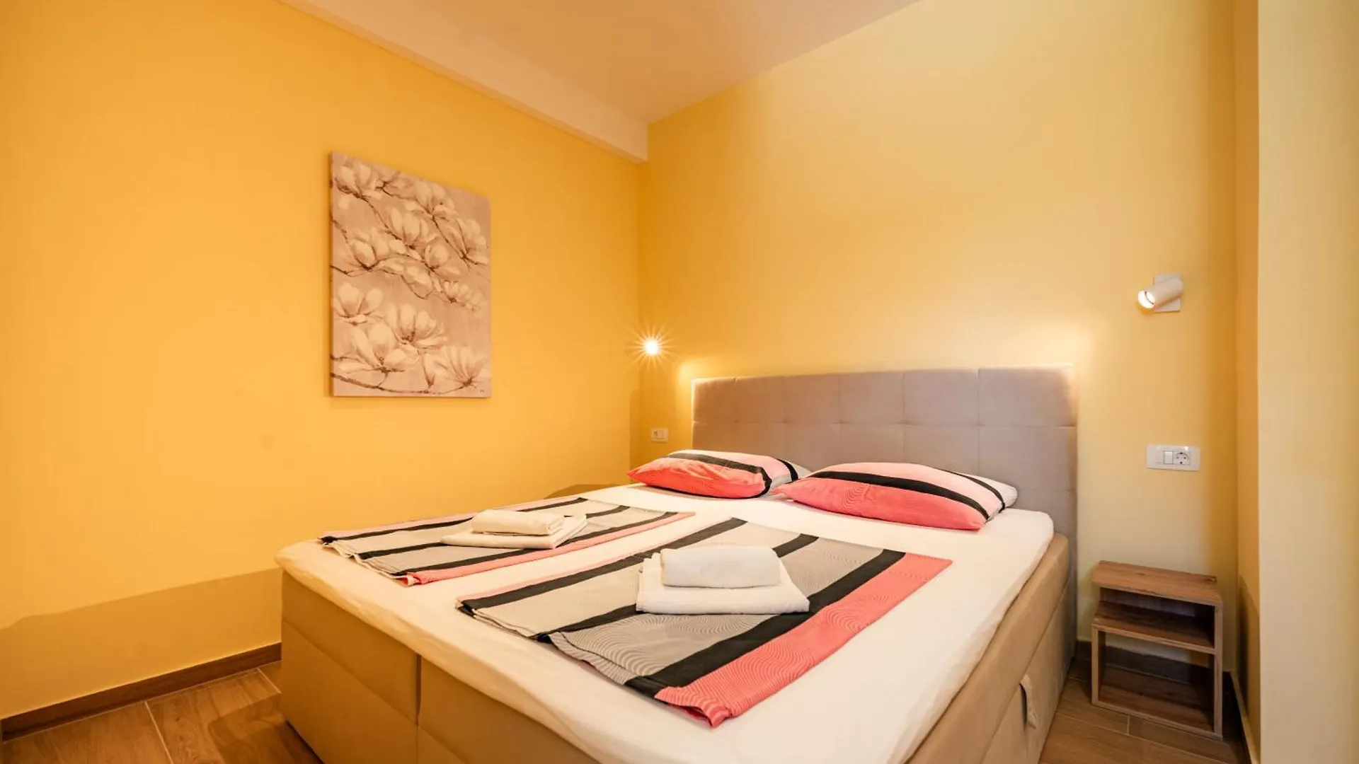 Apartments Villa Pjer - Pool & Private Parking Near Beach Znjan スプリト 0*,  クロアチア