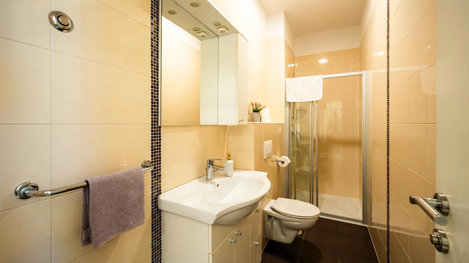 Apartments Villa Pjer - Pool & Private Parking Near Beach Znjan スプリト クロアチア