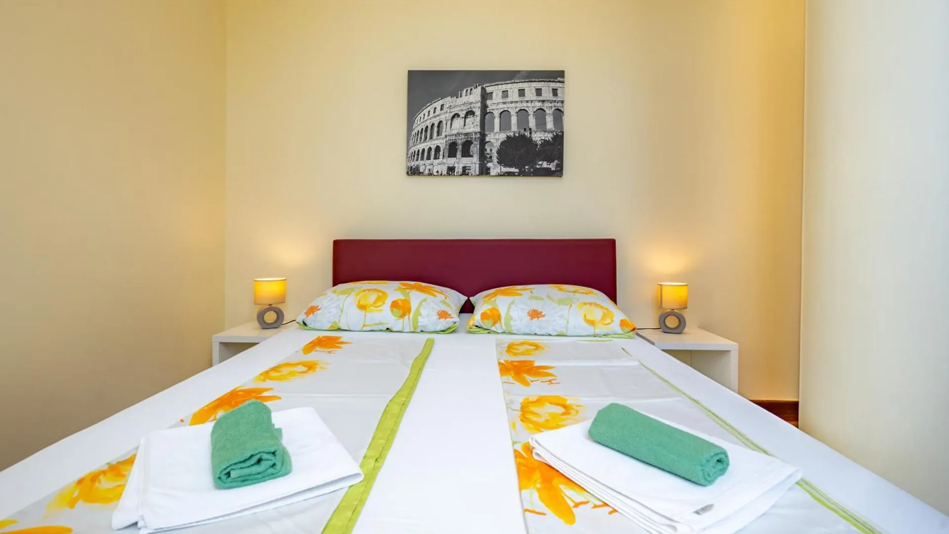 Apartments Villa Pjer - Pool & Private Parking Near Beach Znjan Split 0*,  Croacia