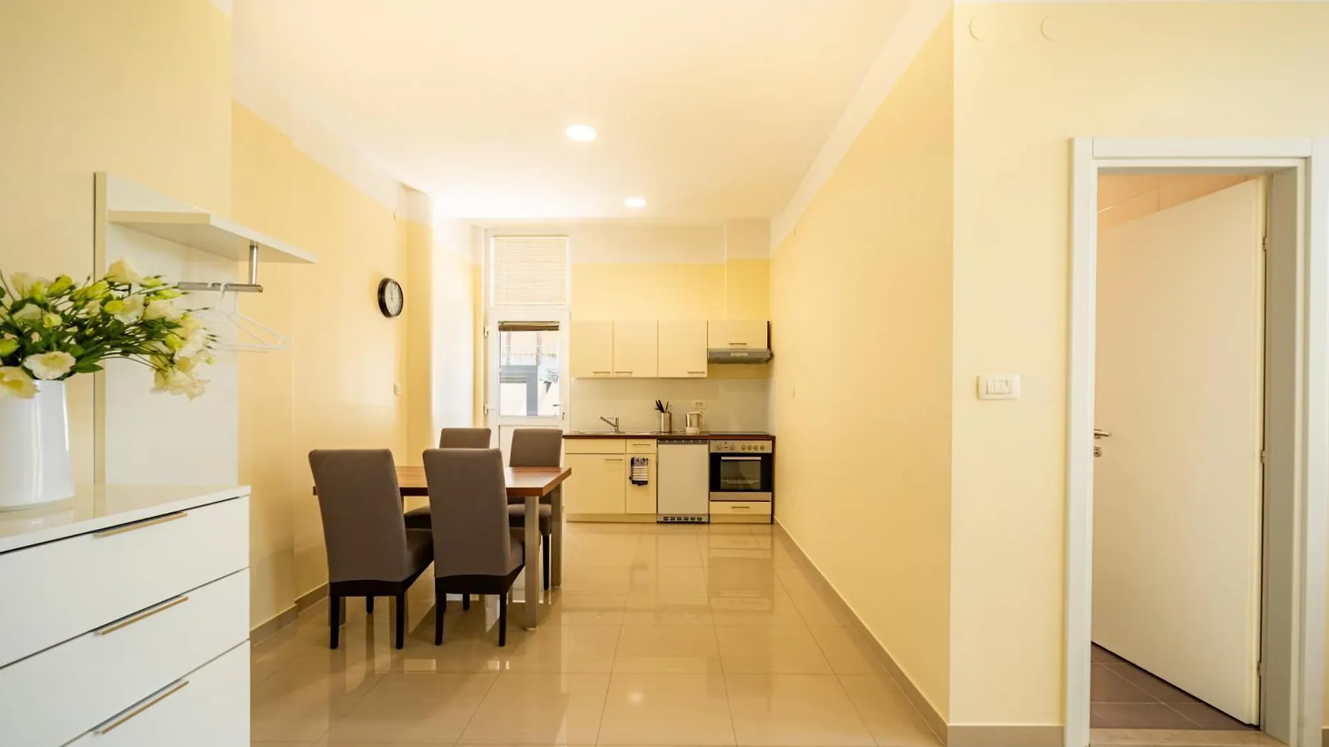 Apartments Villa Pjer - Pool & Private Parking Near Beach Znjan Split 0*,  Croacia