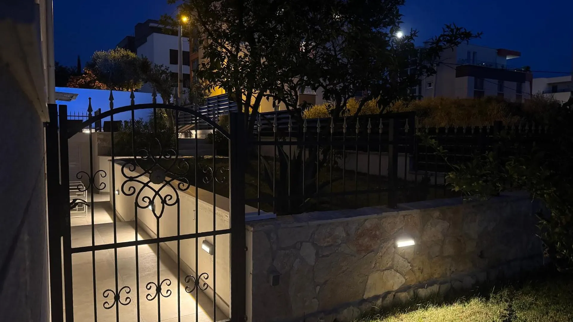 Apartments Villa Pjer - Pool & Private Parking Near Beach Znjan スプリト