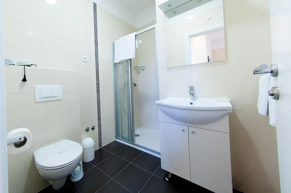 Apartments Villa Pjer - Pool & Private Parking Near Beach Znjan スプリト