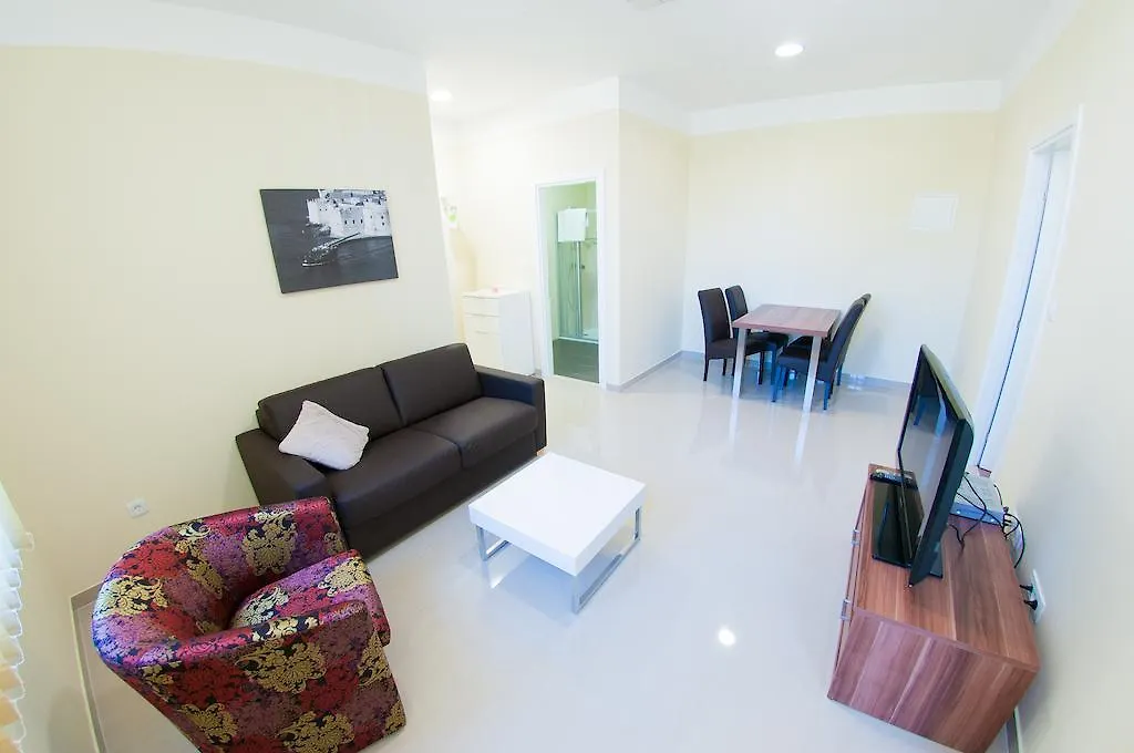 Apartments Villa Pjer - Pool & Private Parking Near Beach Znjan スプリト