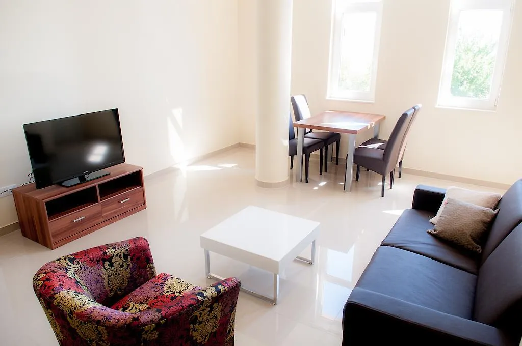 Apartments Villa Pjer - Pool & Private Parking Near Beach Znjan Split